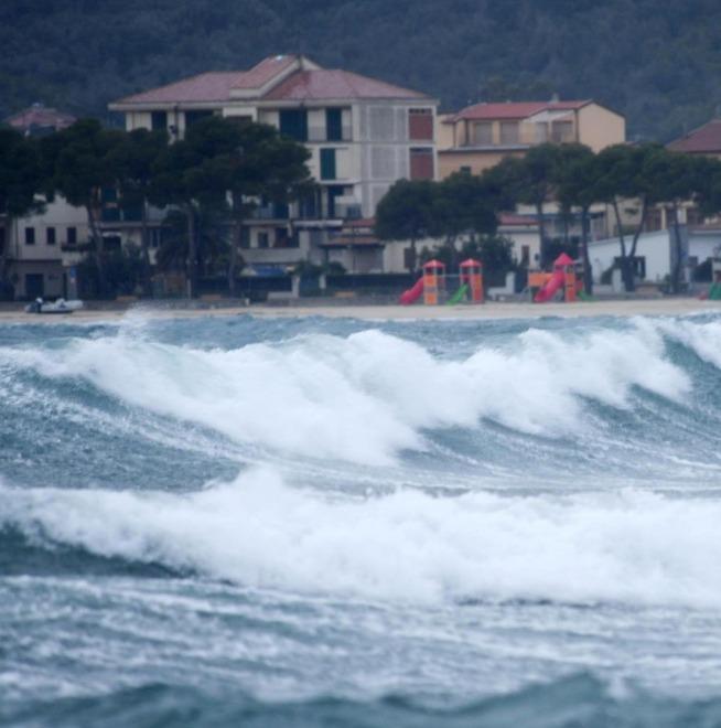 Le raffiche di scirocco bloccano i traghetti, oggi chiuse le scuole 
