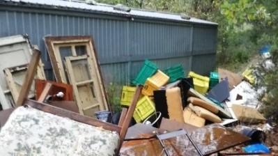 Una discarica nel bosco a valle del celebre castello