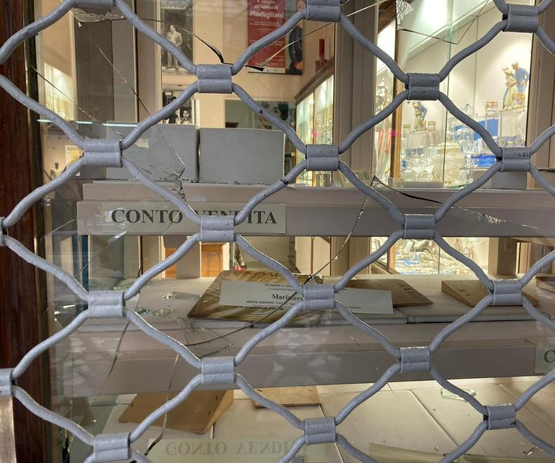 Danni e gioielli spariti alla gioielleria Talarico: «Poteva finire peggio» 