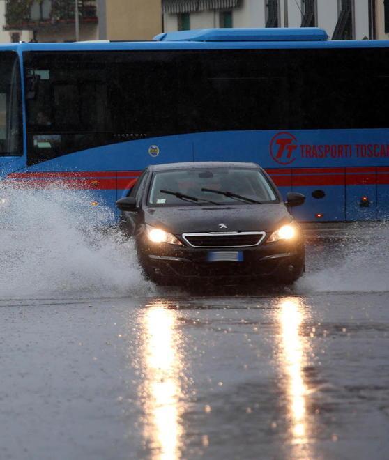 Pioggia e forte vento oggi scuole chiuse