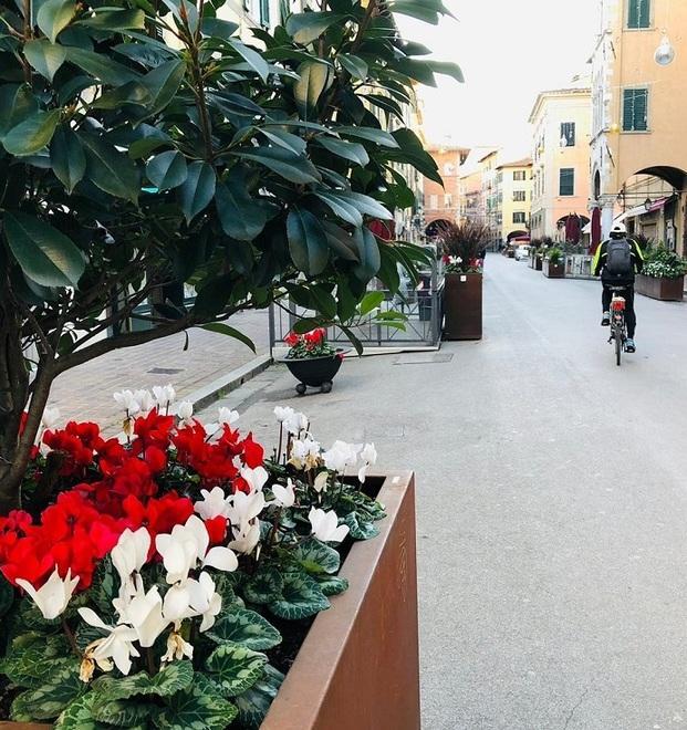 Nuovi arredi per il centro uguali per tutti