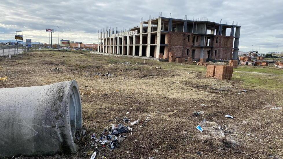“Ecomostro” finalmente ripulito dalla vegetazione