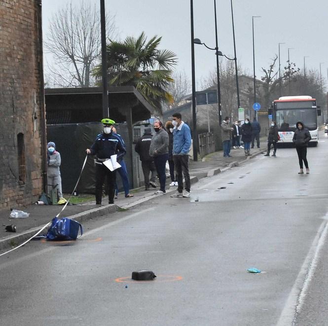 Investito da un furgone sulla via Emilia morto un 12enne dopo l’uscita da scuola 