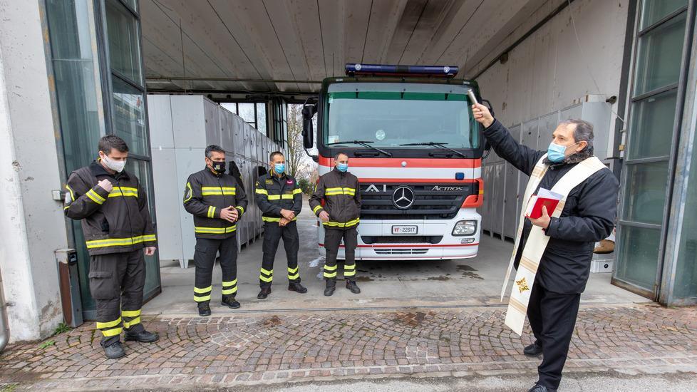 L’omaggio dei vigili del fuoco