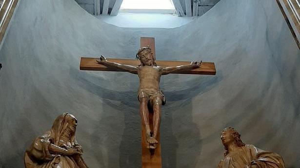 Il Cristo del Begarelli torna dopo otto anni nella chiesa parrocchiale