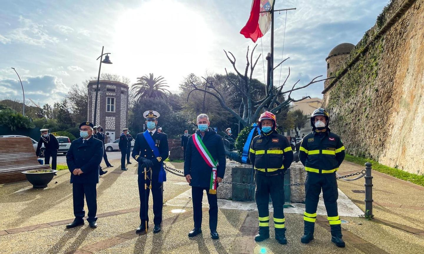 Capitaneria e vigili del fuoco in festa