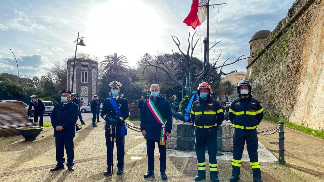 Capitaneria e vigili del fuoco in festa