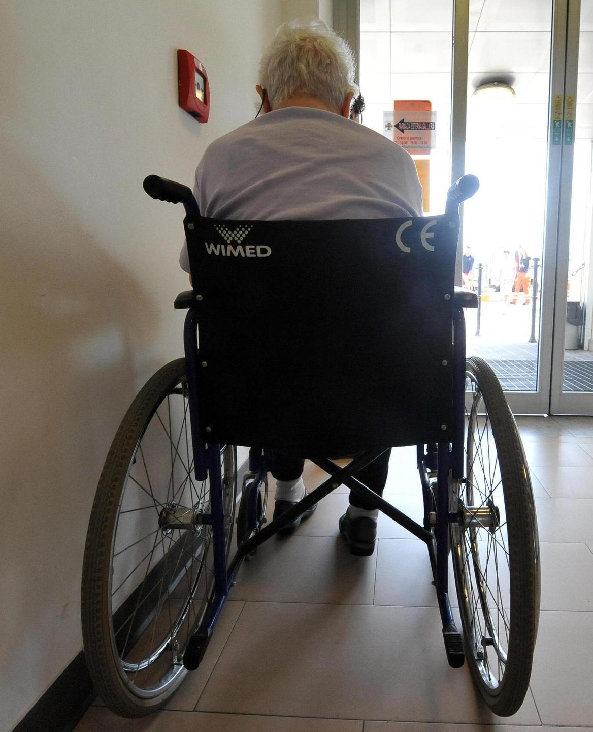 Cadde nell’ospizio e morì assolti sette imputati 