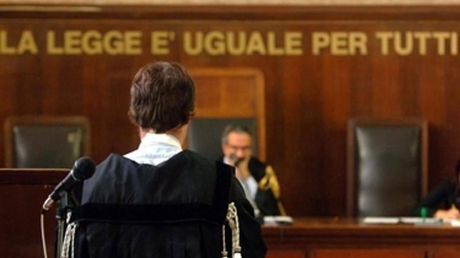 Carrara, gli staccò l’orecchio e lo fece trovare avvolto in un biglietto: condannato