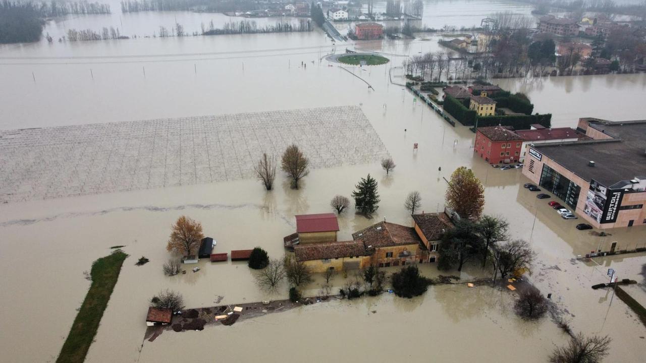 Emergenza fiumi: cede l'argine del Panaro a Gaggio. Decine di famiglie evacuate a Gaggio,Castelfranco, Nonantola. Allagamenti e danni anche alla Fossalta e Campogalliano. Ponte Samone a rischio crollo. Restano chiusi i ponti, via Emilia Est e via Nonantolana