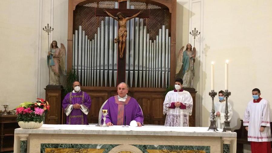 I dieci anni di don Marco a Cecina: una festa a sorpresa e doni dei parrocchiani