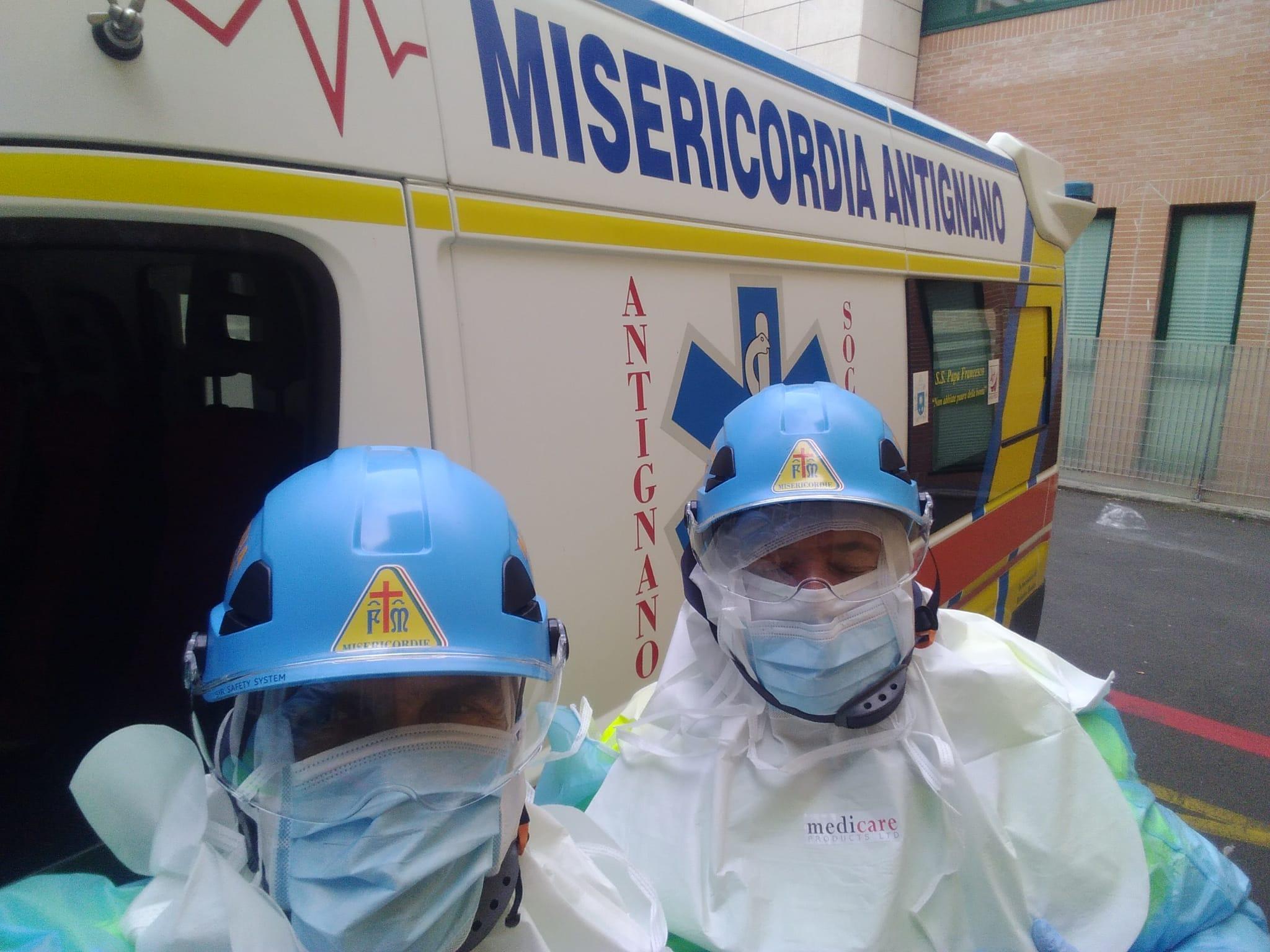 Due volontari durante un servizio "Covid-19"