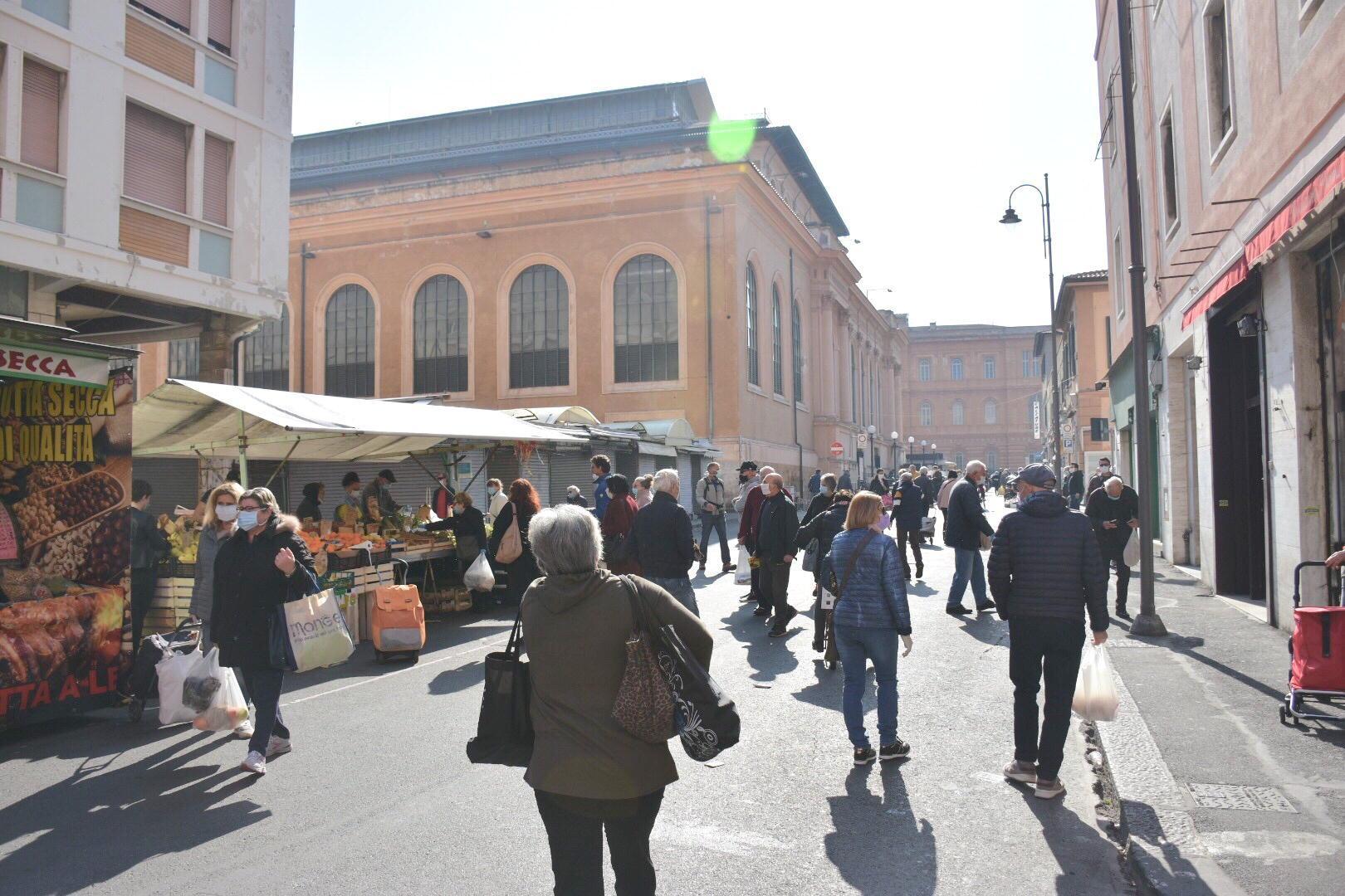 Persone al mercato di via Buontalenti (foto Michele Silvestri)
