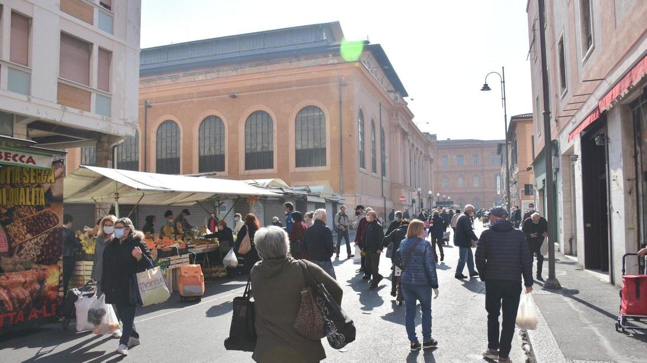 Persone al mercato di via Buontalenti (foto Michele Silvestri)