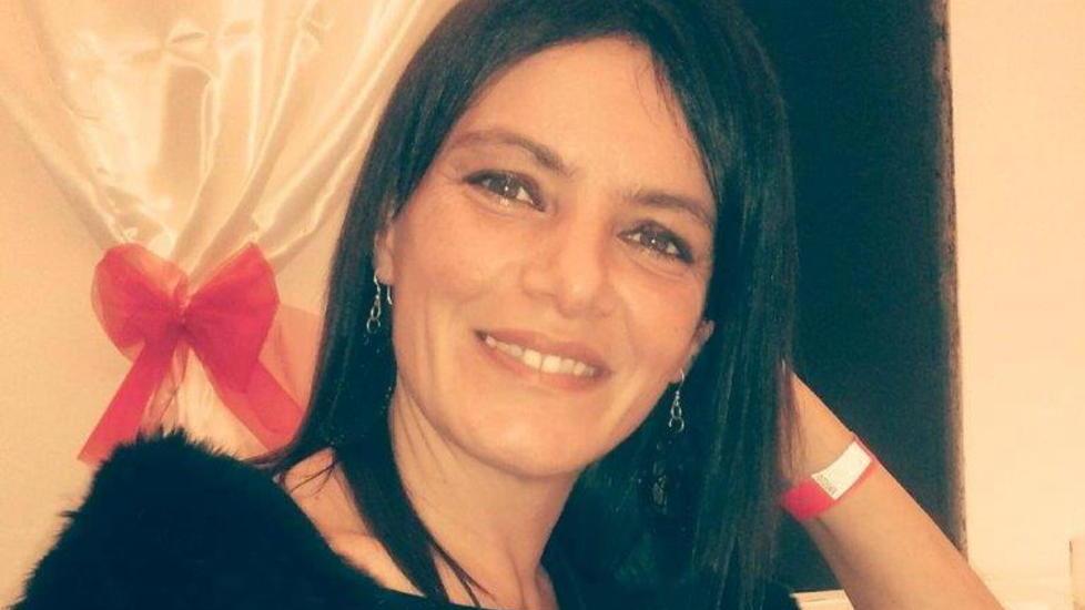 Precipita nel torrente e muore a 43 anni, Valentina lascia due figlie piccole