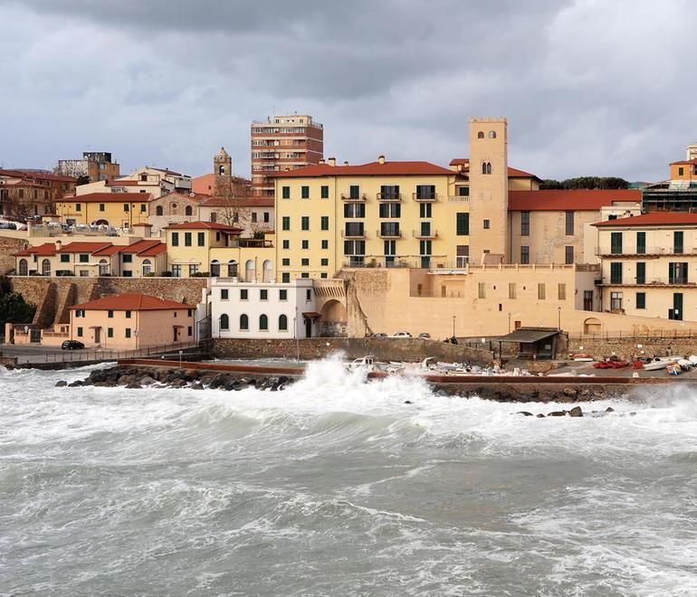 Rimorchiatori in azione per tenere accostata la Victoria 