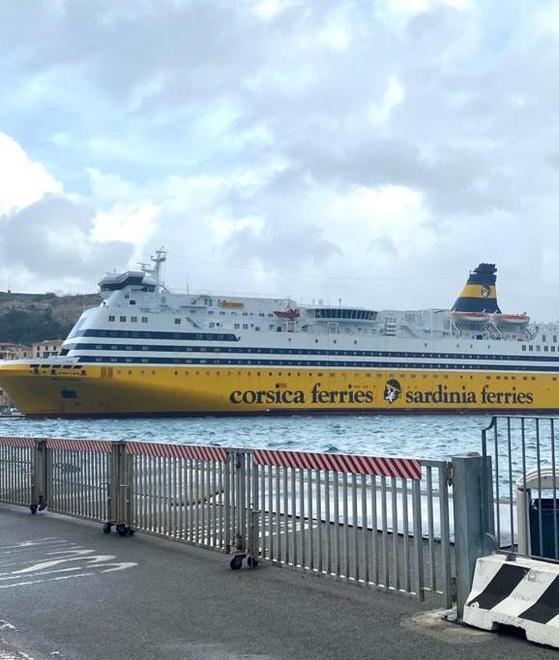 Traghetti in banchina e proteste a Piombino
