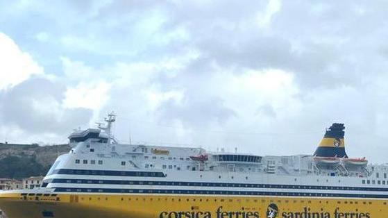 Traghetti in banchina e proteste a Piombino