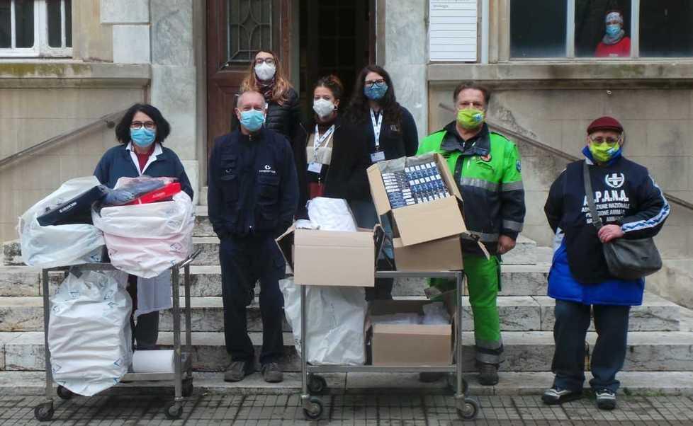 Biancheria nuova per i malati isolati nelle corsie Covid