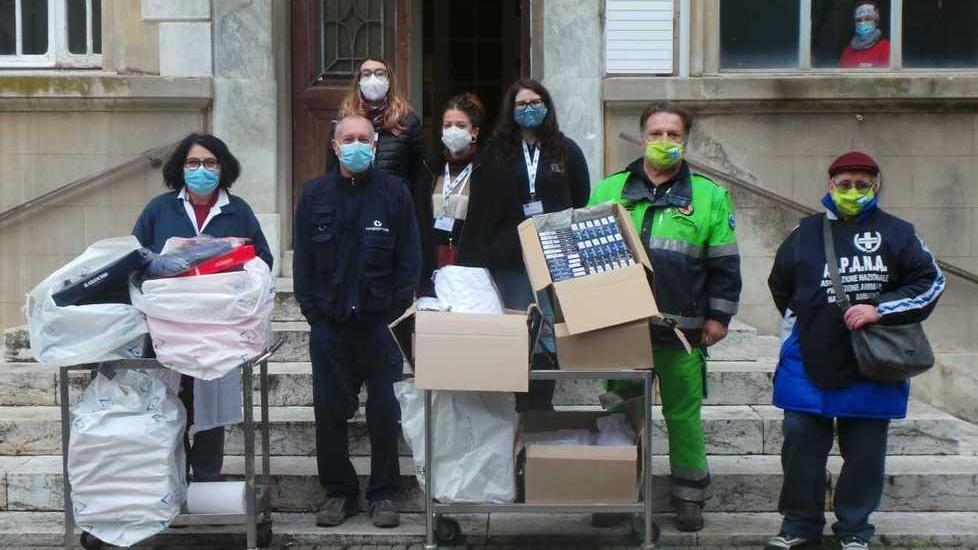 Biancheria nuova per i malati isolati nelle corsie Covid