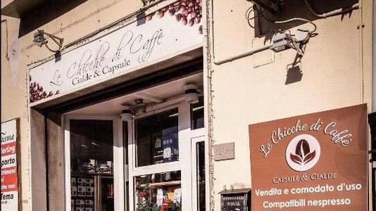 «Mi ha puntato il coltello e mi ha spinto dietro la cassa»