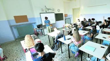 Alunni costretti a tenere mascherine anche seduti ai banchi: esposto in procura 