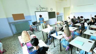 Alunni costretti a tenere mascherine anche seduti ai banchi: esposto in procura