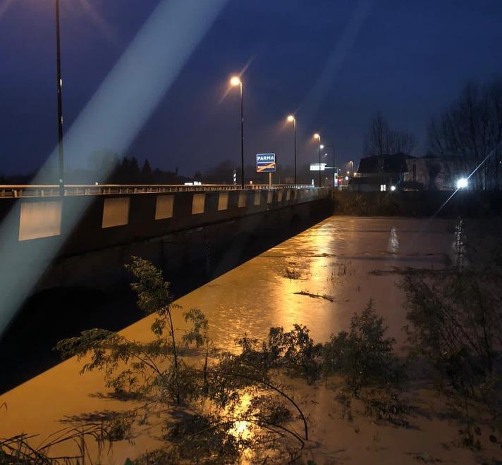 Decine gli allagamenti e allerta per il Secchia Enza, ponte chiuso 