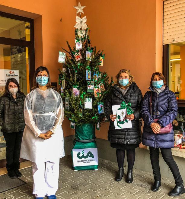 Da Cia alla casa protetta un albero di Natale con i disegni dei bimbi 