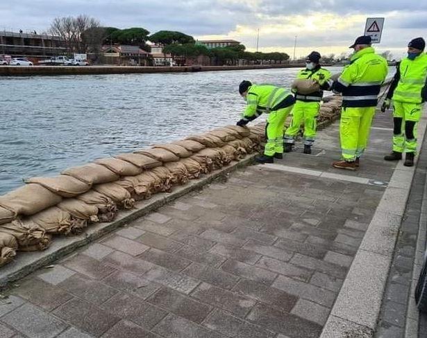 Mare in burrasca Spiaggia e porti resteranno chiusi Paura per i Bagni 