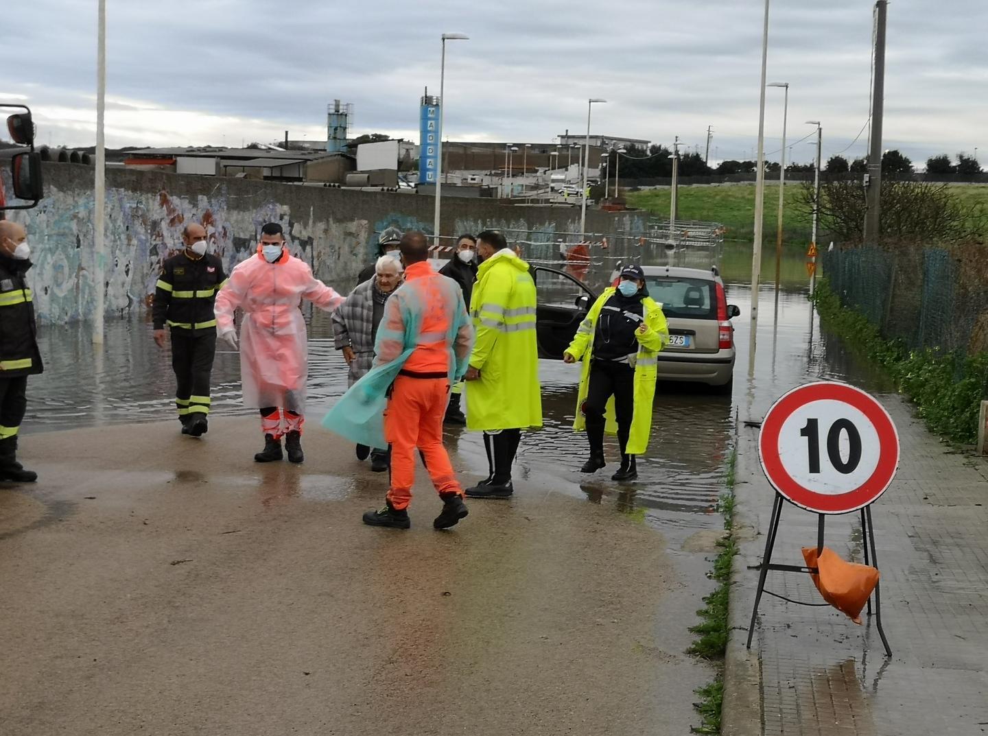 Intrappolato nell’auto in un metro d’acqua 