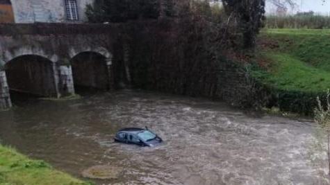 L'auto finisce nel canale, si mette in salvo da solo - Foto