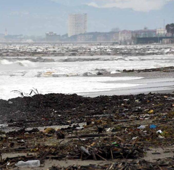 Il mare infuria e si divora un po’ di costa. Al Barumba una macchia nera in acqua 
