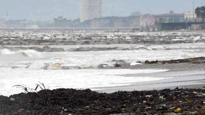Il mare infuria e si divora un po’ di costa. Al Barumba una macchia nera in acqua