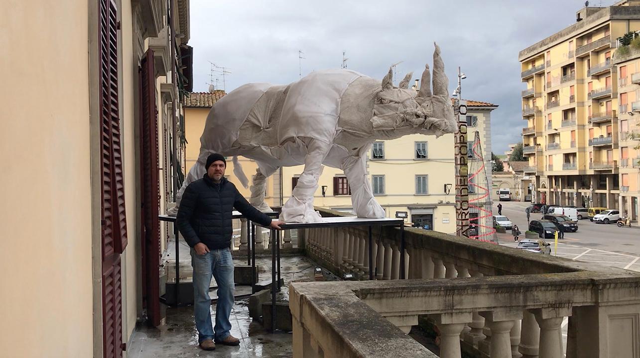 Lo scultore Antonio Massarutto col suo grande rinoceronte bianco
