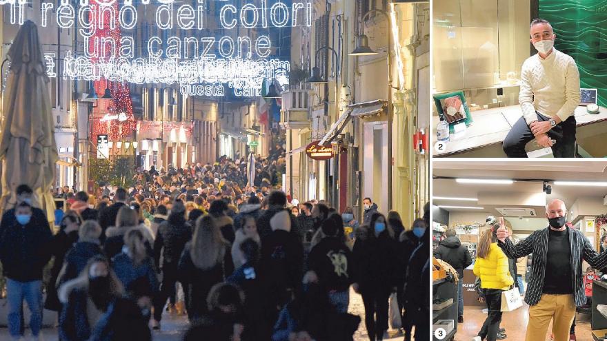 Corso Carducci (FOTO 1, AGENZIA BF) gremito di persone ieri pomeriggio. François Mirolli nella sua gioielleria in cima al corso (FOTO 2), Paolo Poli (FOTO 3) nel suo negozio Poli Store 1911 nel corso