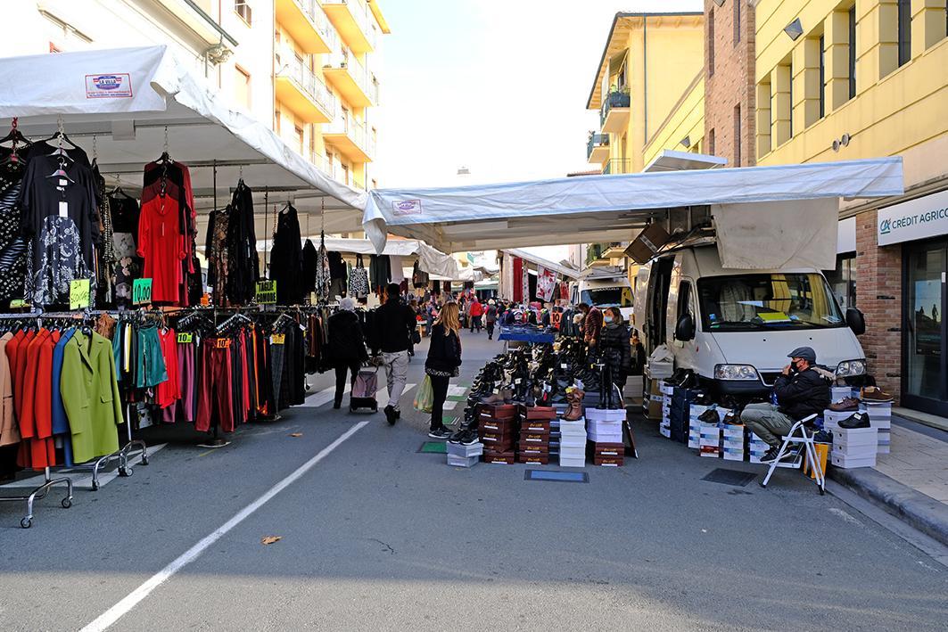 Cecina, da martedì 8 dicembre il mercato torna nelle vie del centro 