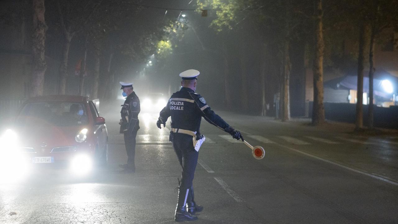 Modena, automobilista finisce da solo nel fosso. Rifiuta l'alcoltest