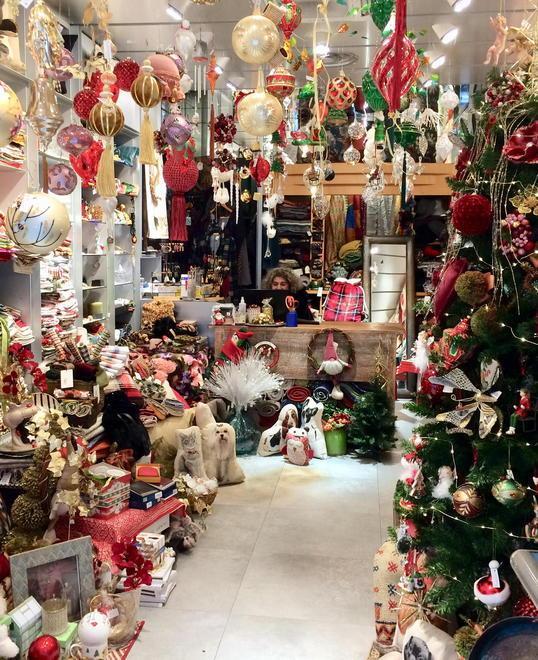 Riaprono i negozi e a Cecina è subito aria di Natale: «I clienti ci sono, siamo fiduciosi» 