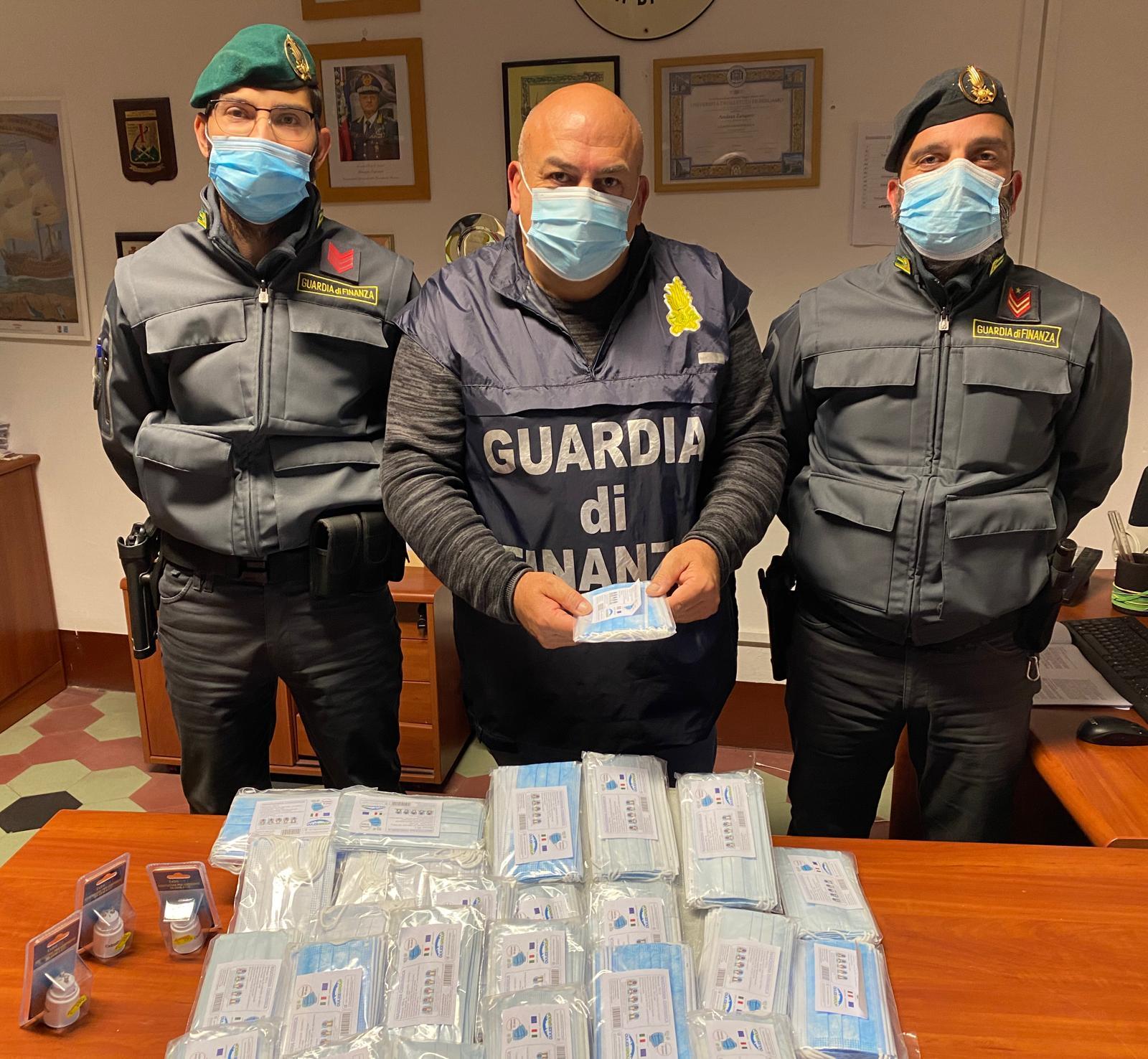 I finanziaeri mostrano le mascherine sequestrate