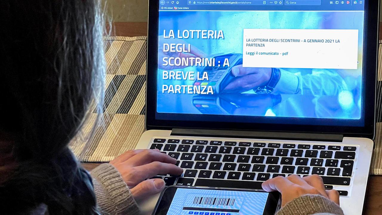 Lotteria degli scontrini, registratori di cassa da aggiornare: non tutti i negozi saranno pronti