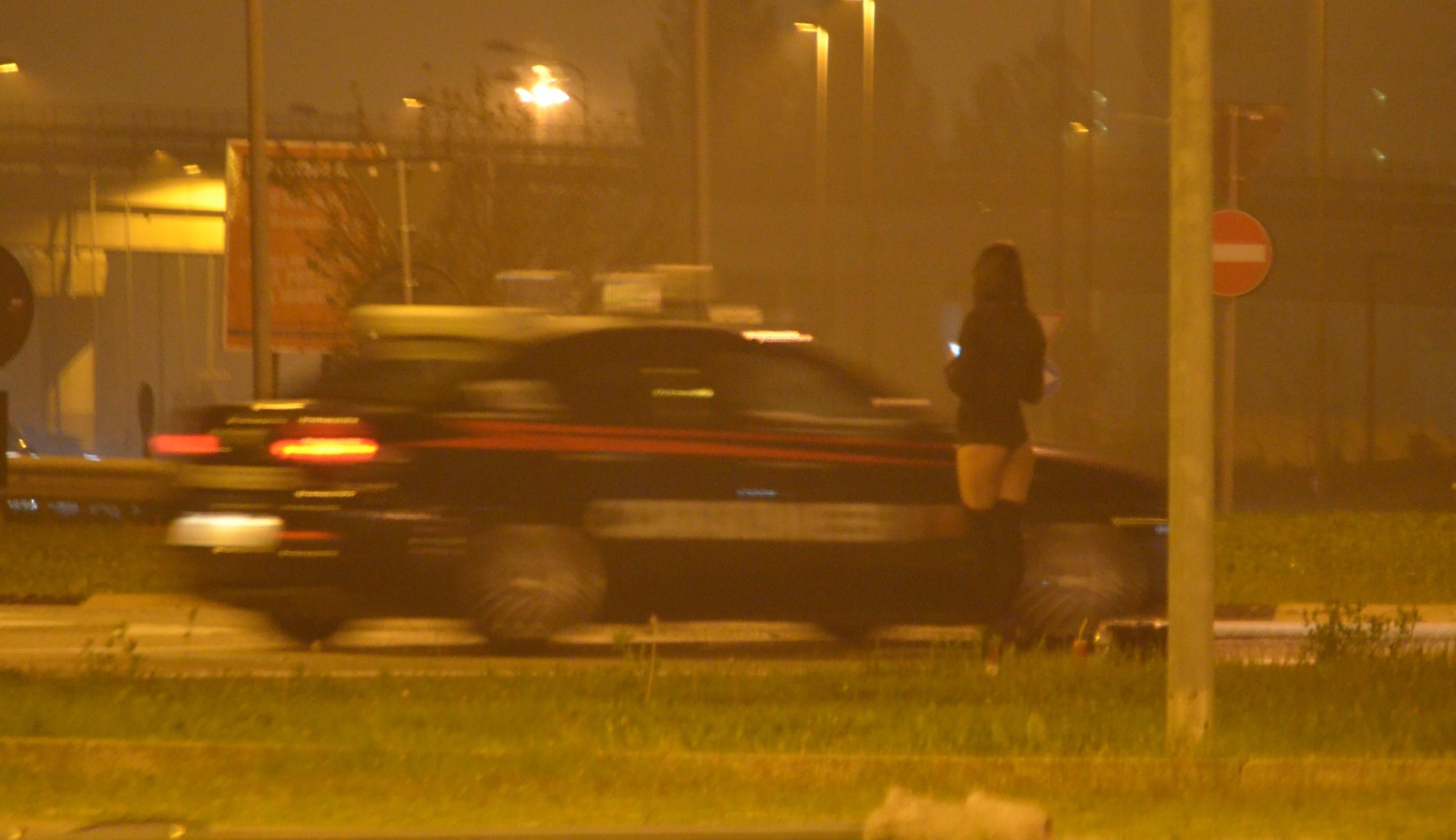 Carabinieri durante i controlli antiprostituzione a Ferrara