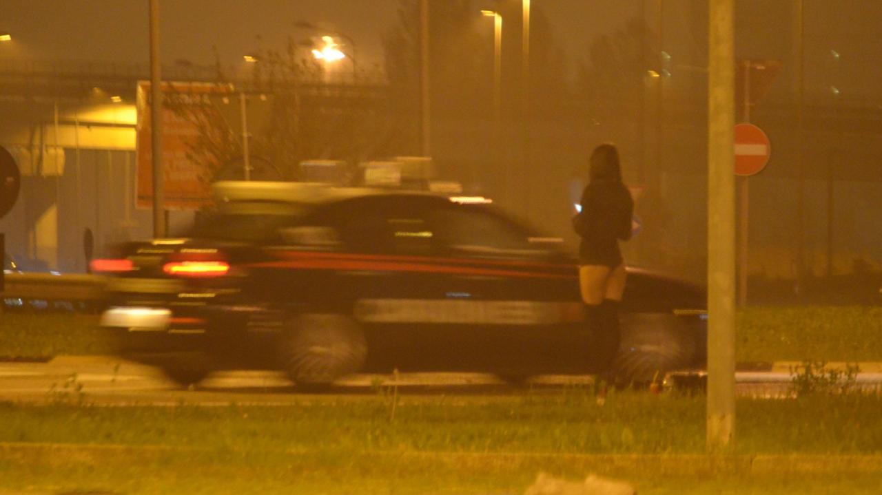 Carabinieri durante i controlli antiprostituzione a Ferrara
