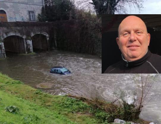 L’auto di Gualtiero Sarti (nel riquadro) in mezzo al torrente Ozzeri: l’uomo stava tornando a casa quando a causa del maltempo è uscito fuori strada scivolando dentro il corso d’acqua
