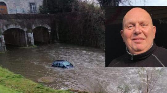 L’auto di Gualtiero Sarti (nel riquadro) in mezzo al torrente Ozzeri: l’uomo stava tornando a casa quando a causa del maltempo è uscito fuori strada scivolando dentro il corso d’acqua