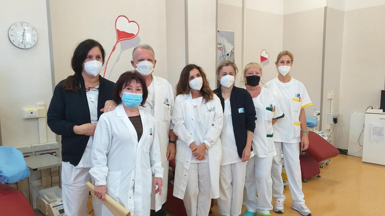 Il dottor Fabrizio Niglio, nuovo primario del Centro Trasfusionale, con un gruppo di dottoresse e infermiere del reparto