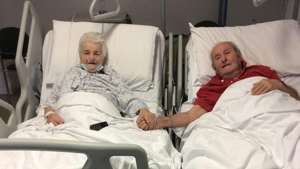 La foto di Ivo e Livia Landi scattata da un infermiere de "La Melagrana" e pubblicata sul profilo Facebook dal figlio Andrea