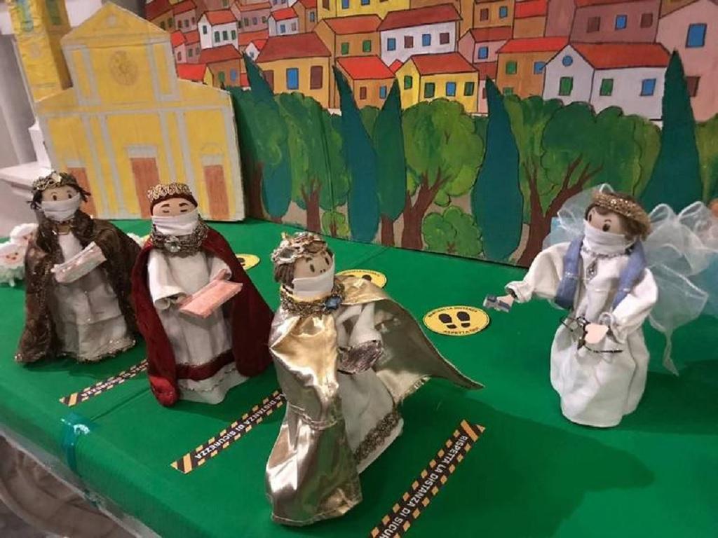 Gesù dentro la mascherina e l'angelo col termoscanner: è il presepe di Rosignano Marittimo 