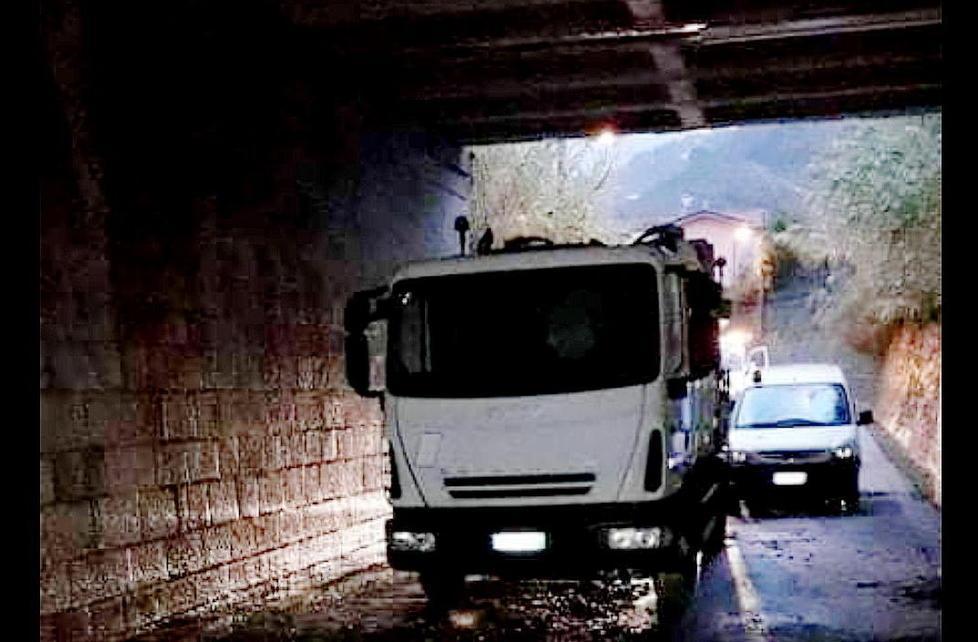 Manca l’illuminazione da quattro giorni in strada