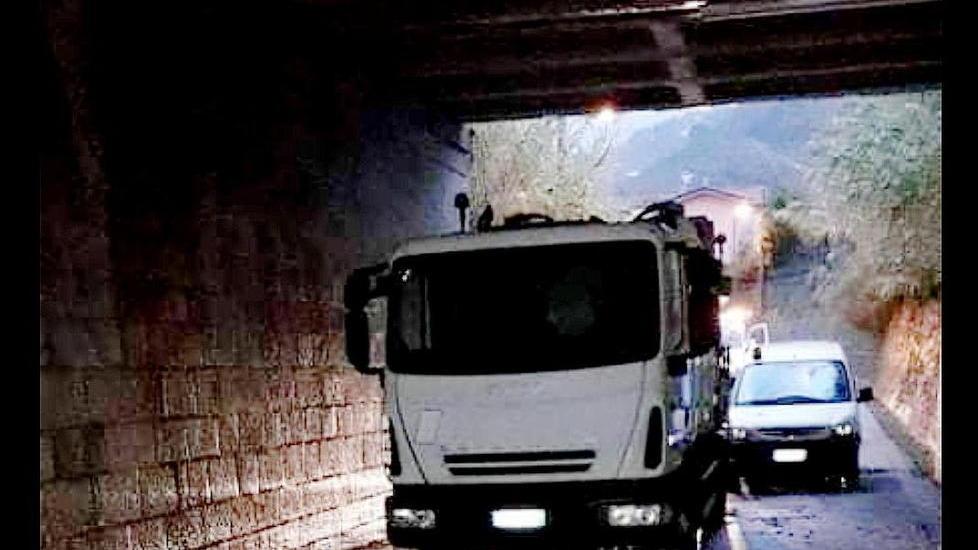 Manca l’illuminazione da quattro giorni in strada